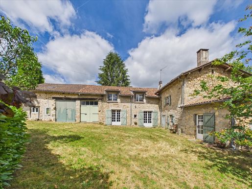 Maison 17 pièces 306 m² · à Abjat-sur-Bandiat · 306 m² · 199 800 €