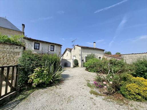 Maison 13 pièces 206 m² · à Matha · 206 m² · 272 850 €