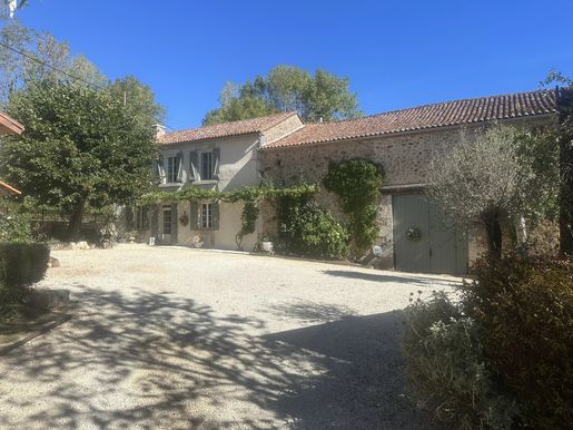 Maison 8 pièces 180 m² · à Montbron · 180 m² · 499 950 €