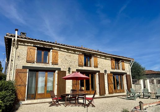 Maison 8 pièces 287 m² · à Cellefrouin · 287 m² · 355 100 €
