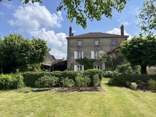 Maison 6 pièces 238 m² · à Thiat · 238 m² · 295 000 €