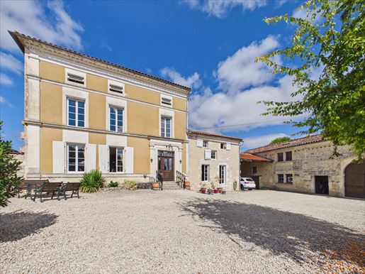Maison 7 pièces 190 m² · à Rouillac · 190 m² · 320 000 €