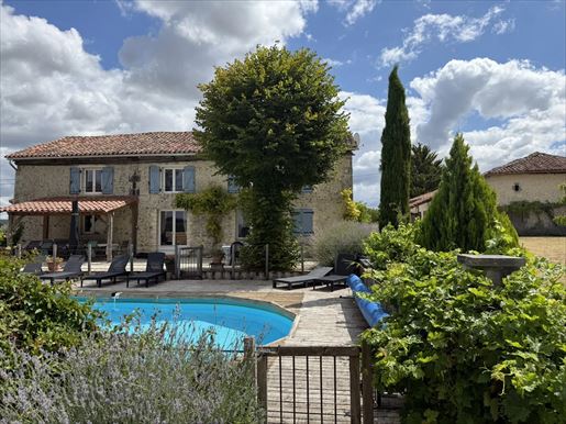 Maison 9 pièces 226 m² · à Montmoreau · 226 m² · 340 000 €