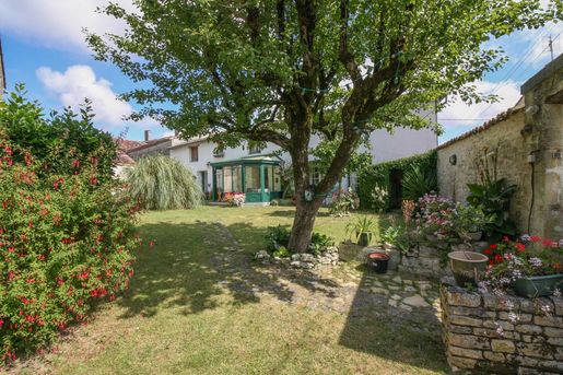 Maison 11 pièces 355 m² · à Gourvillette · 355 m² · 375 000 €