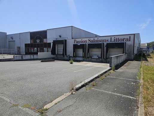 Local commercial 976 m² · à Rochefort · 976 m² · 945 000 €