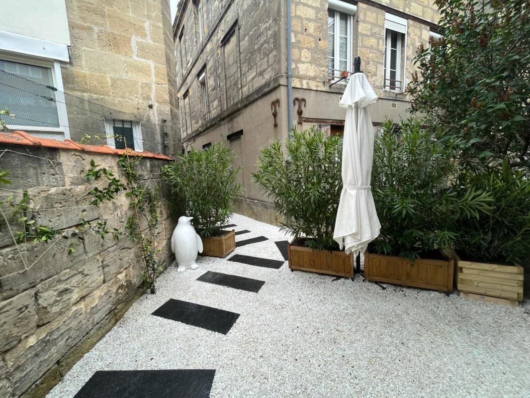 Saint Paul District: 90 m² Premises - Mehr