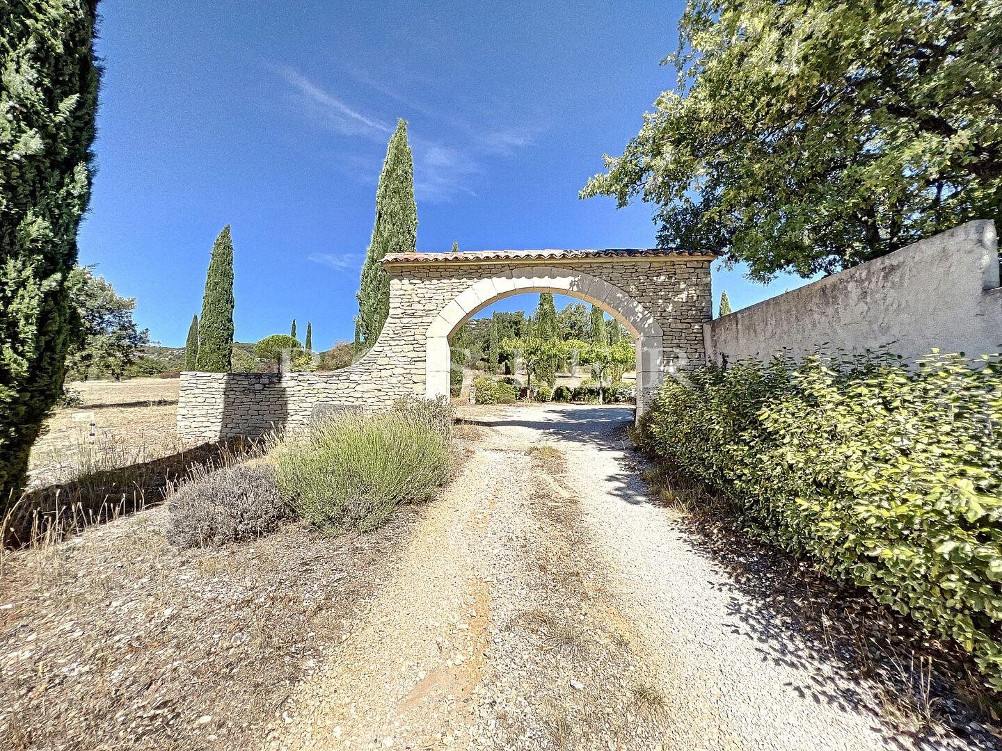 Maison à vendre, 373m², Murs