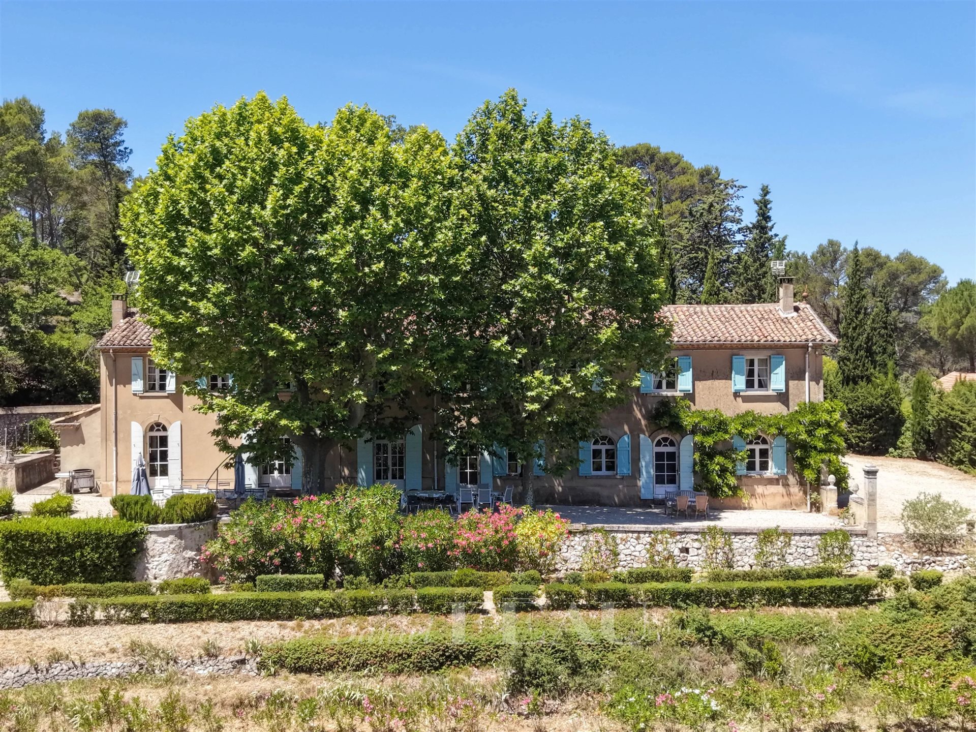 Near Aix en Provence – A character property, Aix-en-Provence