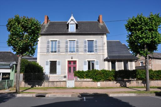 Maison 10 pièces 193 m² · à Lapalisse · 193 m² · 200 000 €