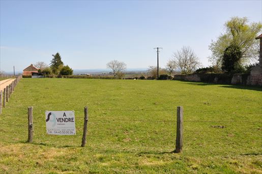 Terrain 3066 m² · à Montaiguët-en-Forez · 3 066 m² · 27 528 €