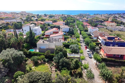 Sunny buildable plot in El Masnou