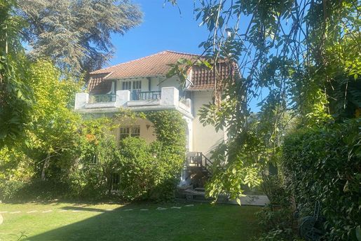 Maison 10 pièces 243 m² · à Vaucresson · 243 m² · 1 350 000 €