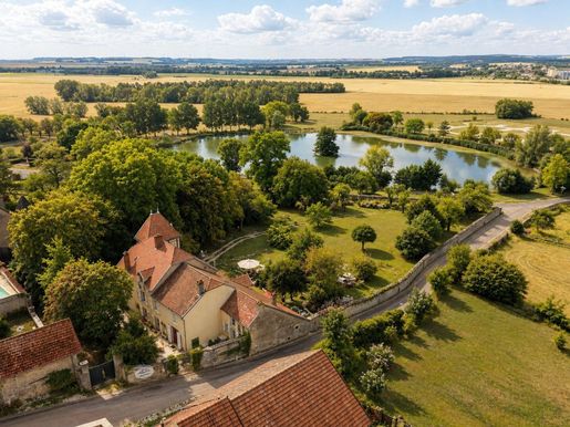 Maison 11 pièces 255 m² · à Montsaugeon · 255 m² · 520 000 €