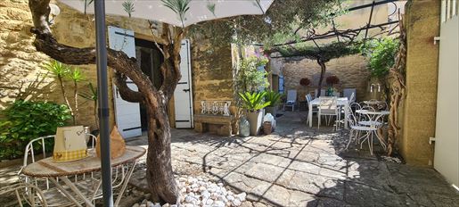 10 pièces 260 m² · à Remoulins · 260 m² · 590 000 €