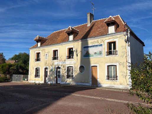 Maison 22 pièces 500 m² · à Aubigny-sur-Nère · 500 m² · 101 650 €