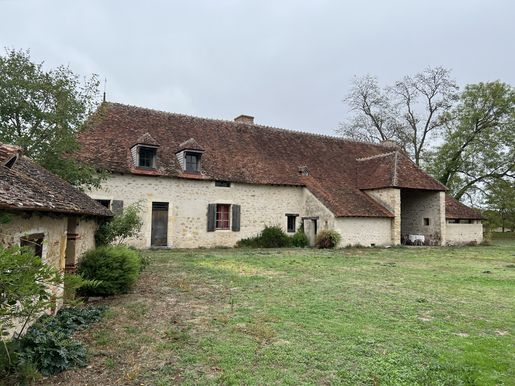 Maison 6 pièces 300 m² · à Saint-Amand-Montrond · 300 m² · 583 000 €