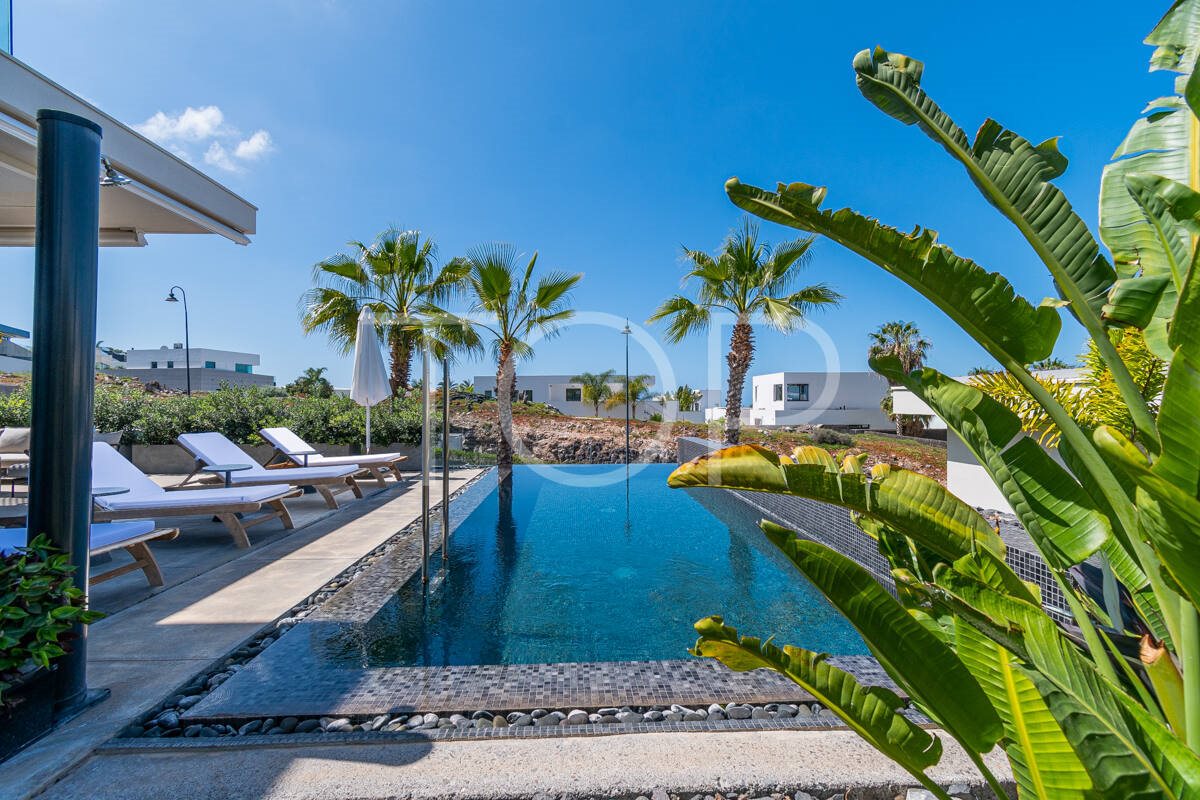 Magnificent luxury villa with garden and private pool in Las Atalayas de Abama - View 2