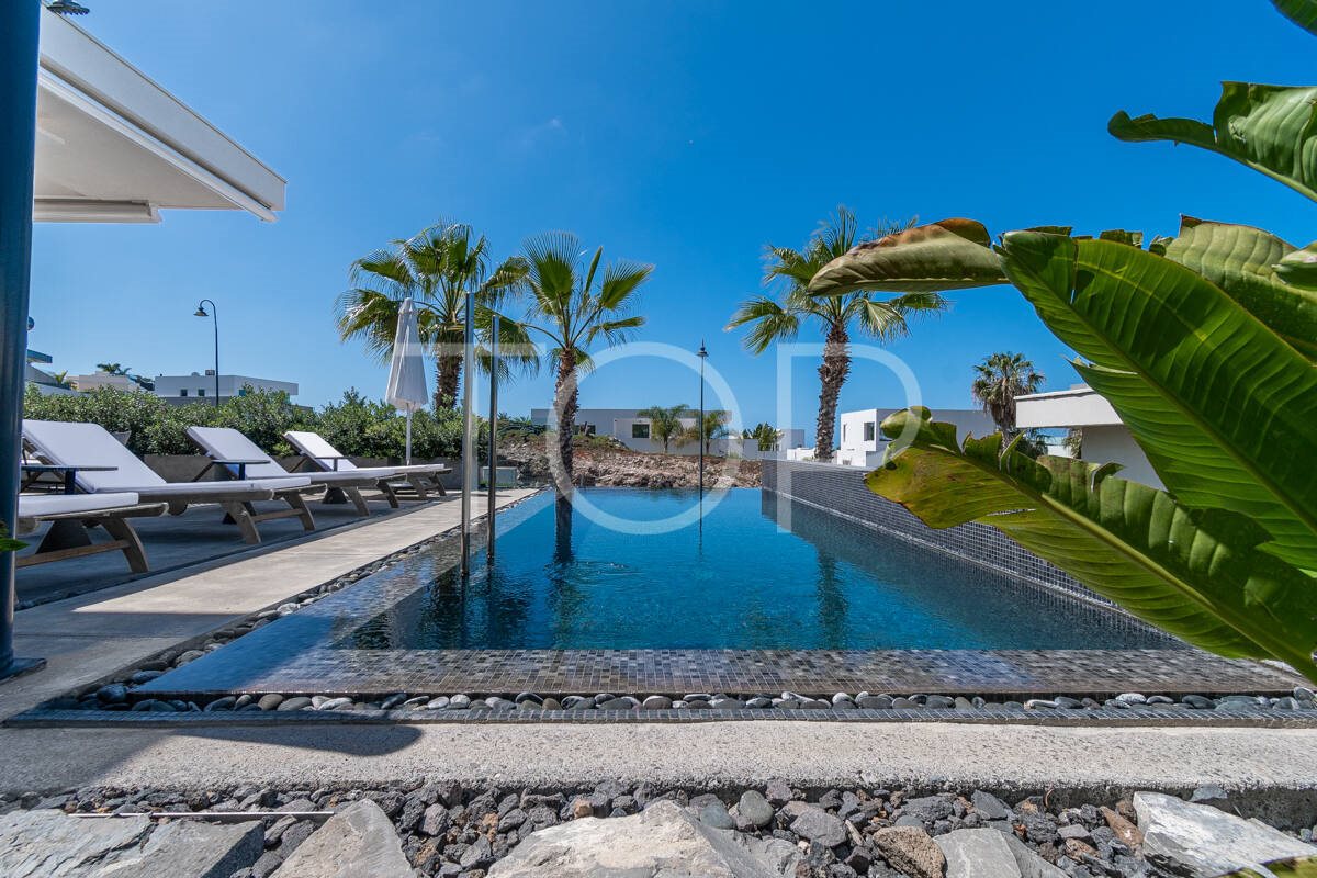 Magnificent luxury villa with garden and private pool in Las Atalayas de Abama - View 3