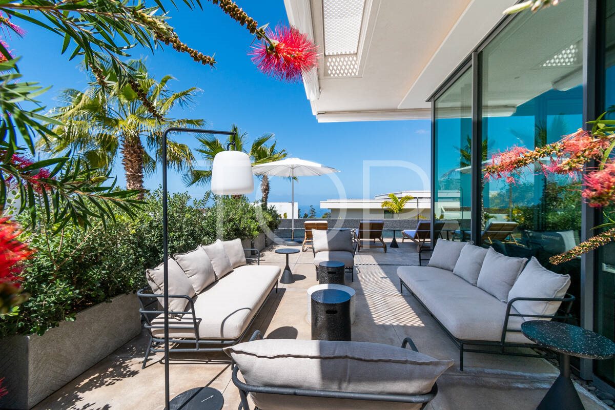 Magnificent luxury villa with garden and private pool in Las Atalayas de Abama - View 4
