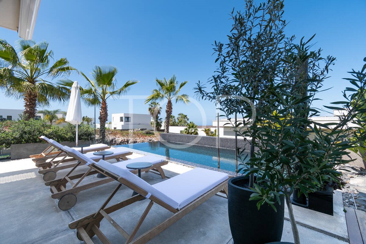 Magnificent luxury villa with garden and private pool in Las Atalayas de Abama - View 5