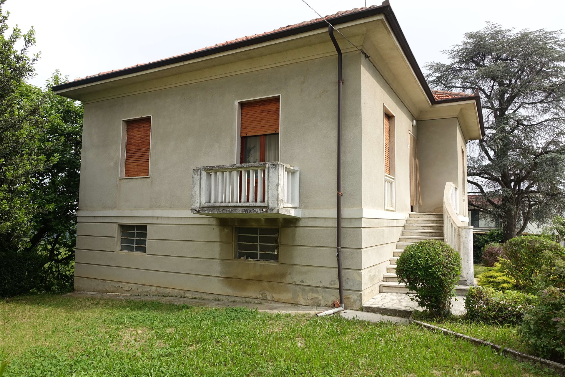 Casă independentă luminoasă în centrul orașului cu grădină privată și mare potențial