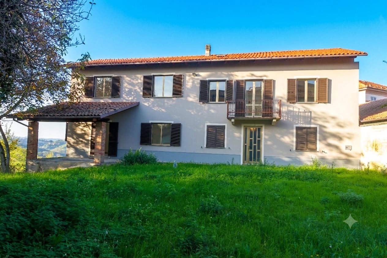 Fascinerende restaurert landseiendom med utsikt over vinmarkene i Vaglio Serra, Monferrato