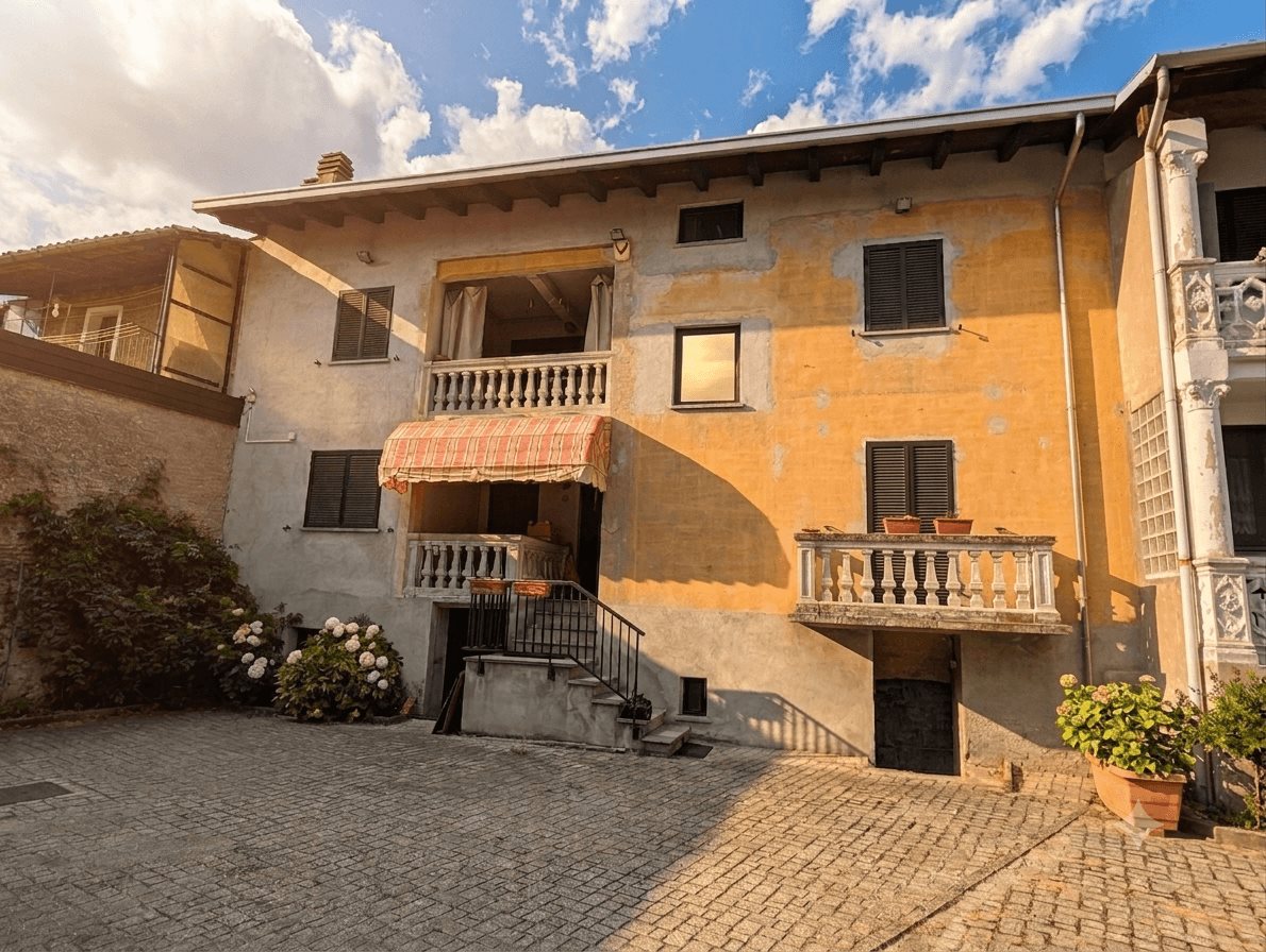 Charming Multi-Level Canavese Residence with Vast Potential