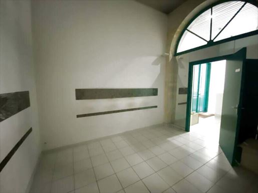 Local commercial 105 m² · à Nîmes · 105 m² · 241 500 €