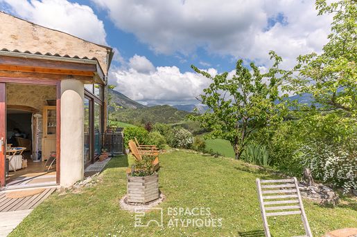Panoramic views and unique charm for this pair of small sheepfolds 20 minutes from Die