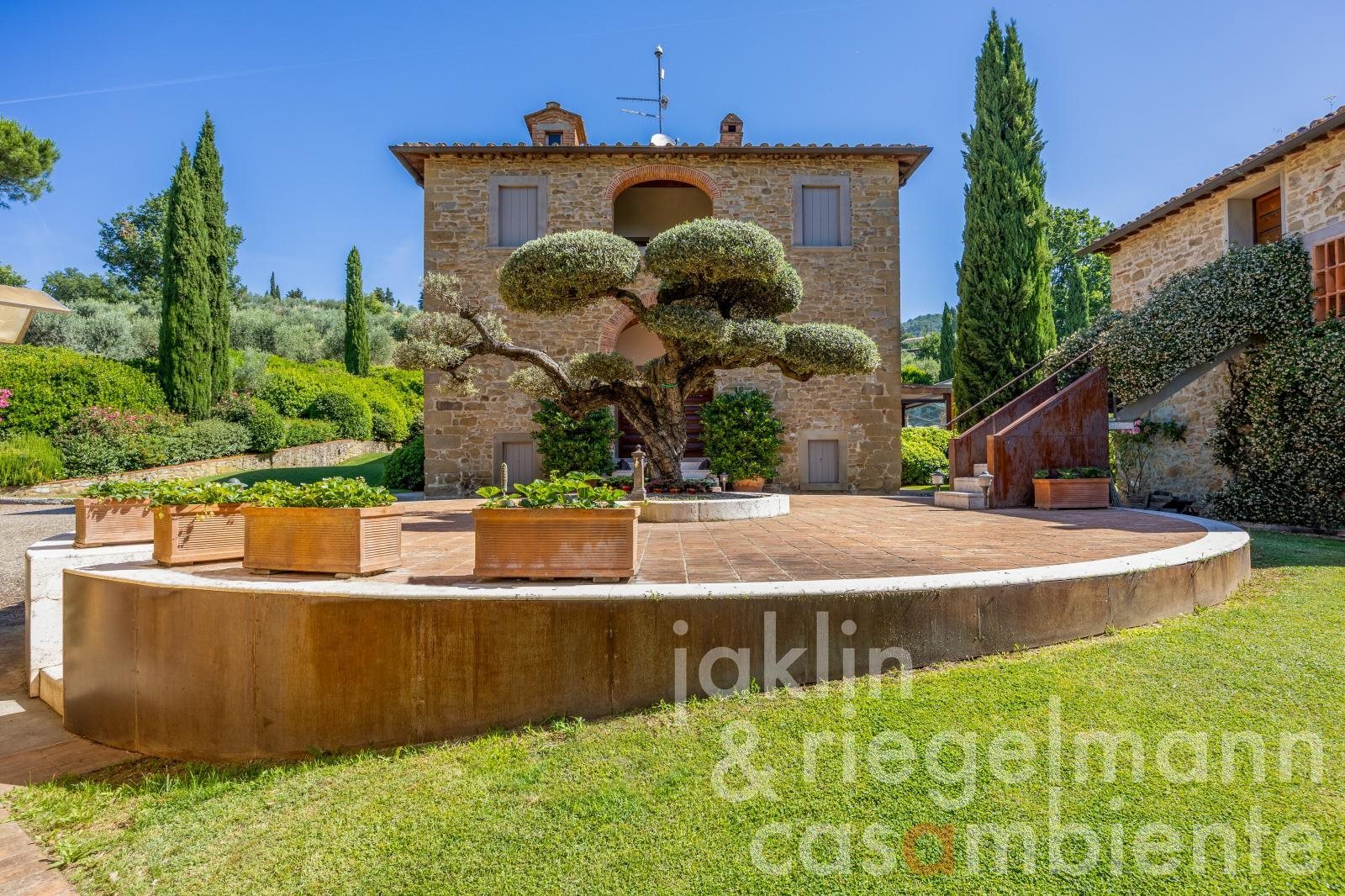 Prestigious Tuscan estate with villa, guesthouses, park, pool and olive groves near Arezzo