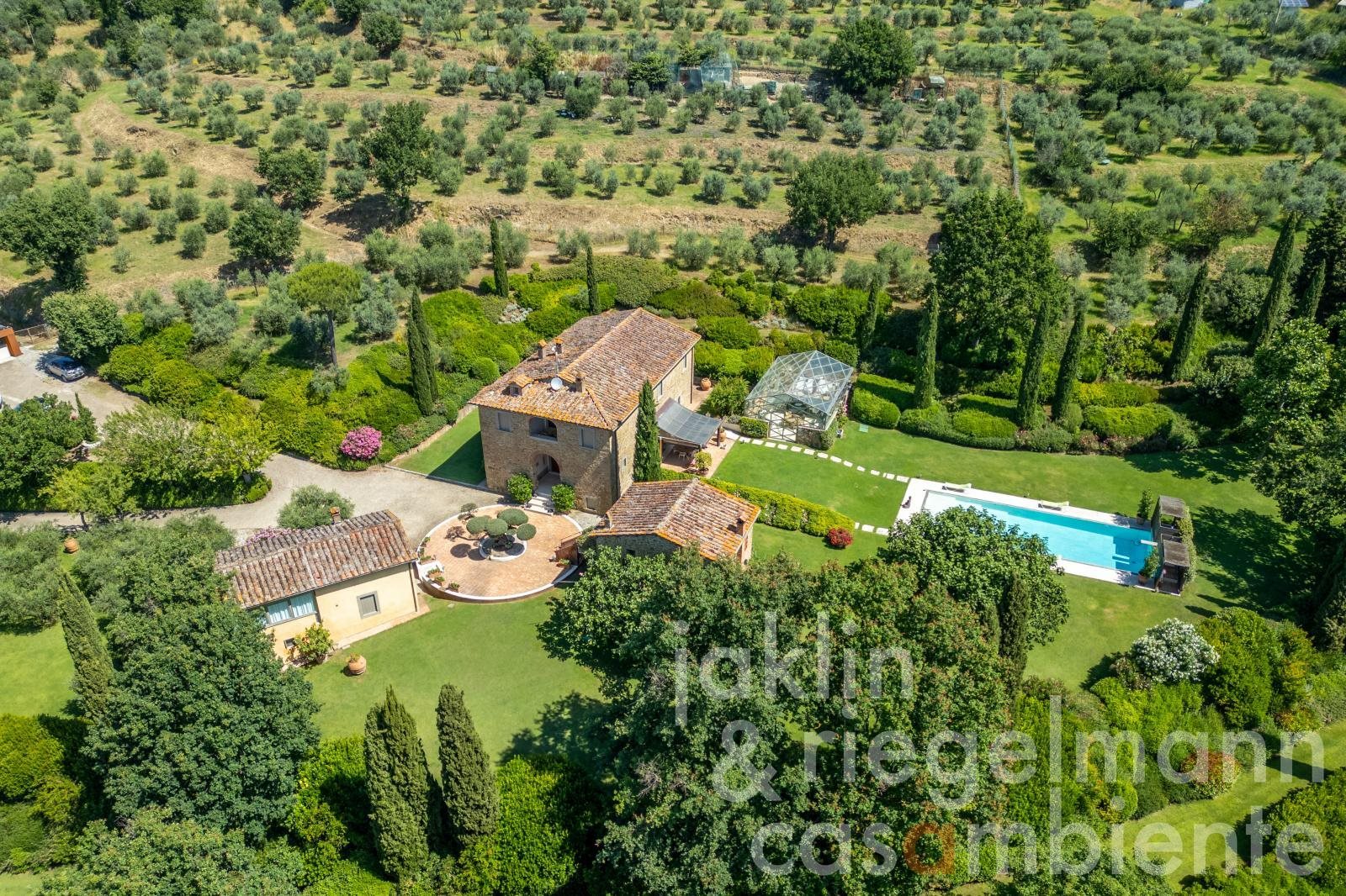 Prestigious Tuscan estate with villa, guesthouses, park, pool and olive groves near Arezzo