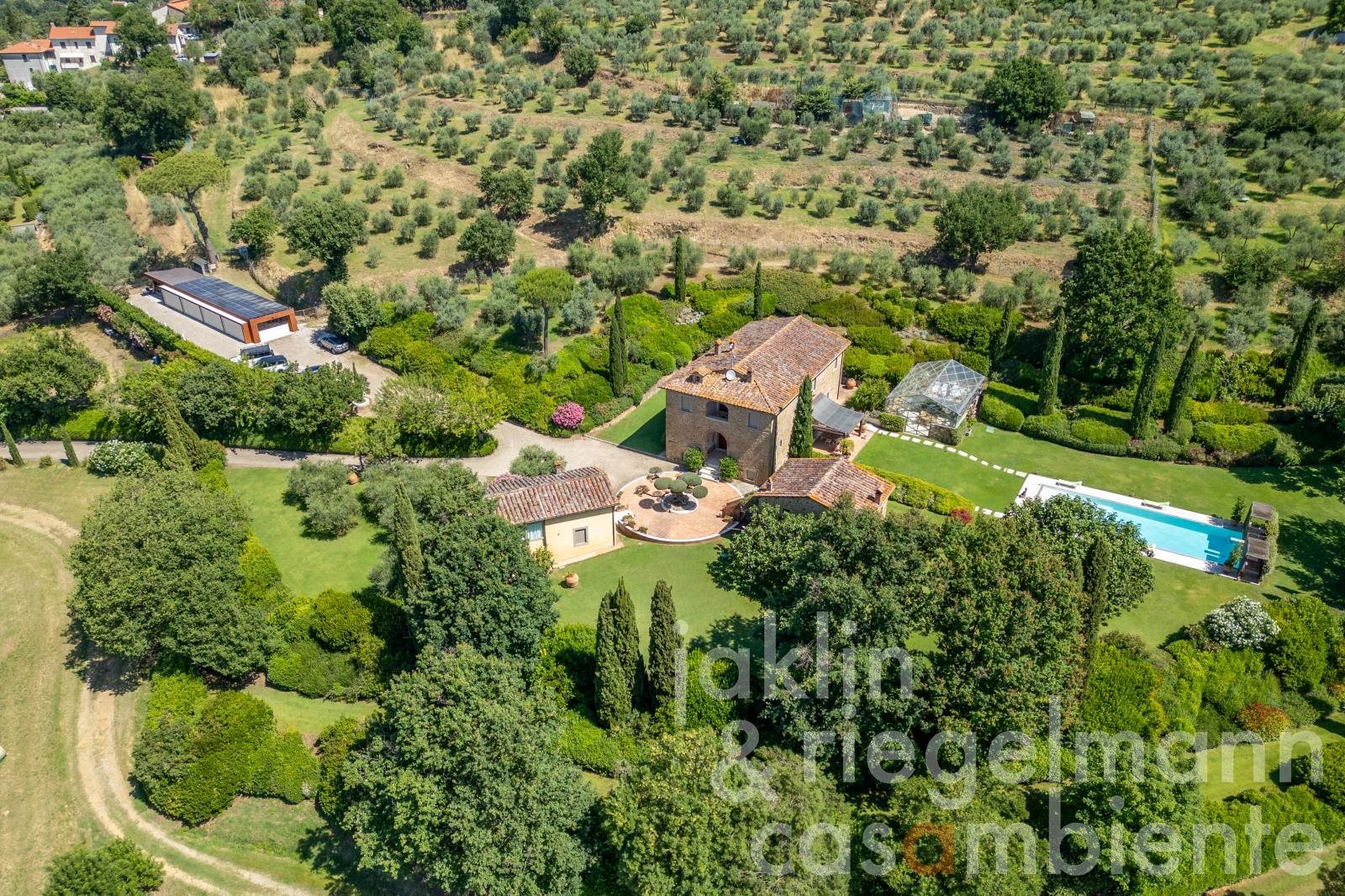 Prestigious Tuscan estate with villa, guesthouses, park, pool and olive groves near Arezzo