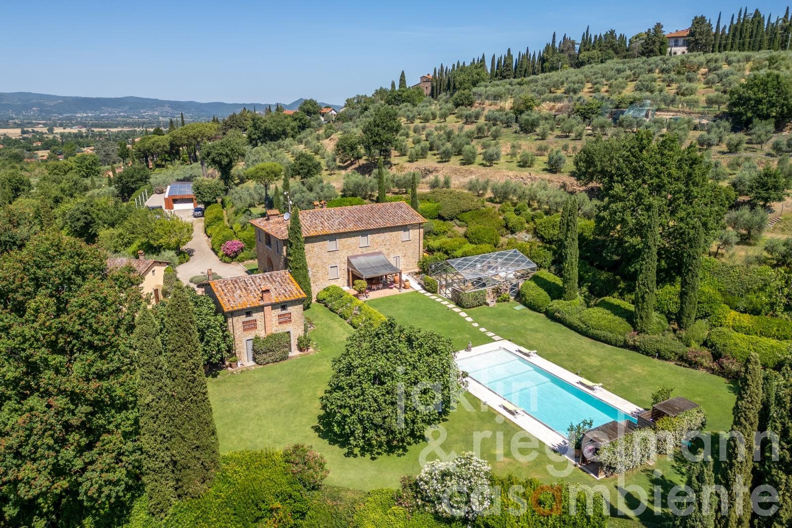 Prestigious Tuscan estate with villa, guesthouses, park, pool and olive groves near Arezzo
