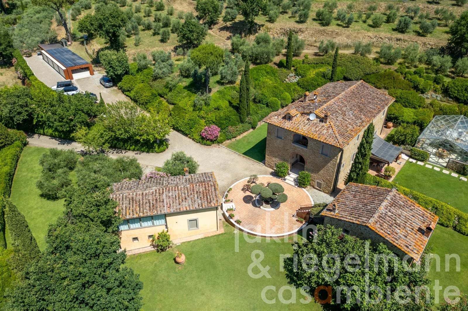 Prestigious Tuscan estate with villa, guesthouses, park, pool and olive groves near Arezzo