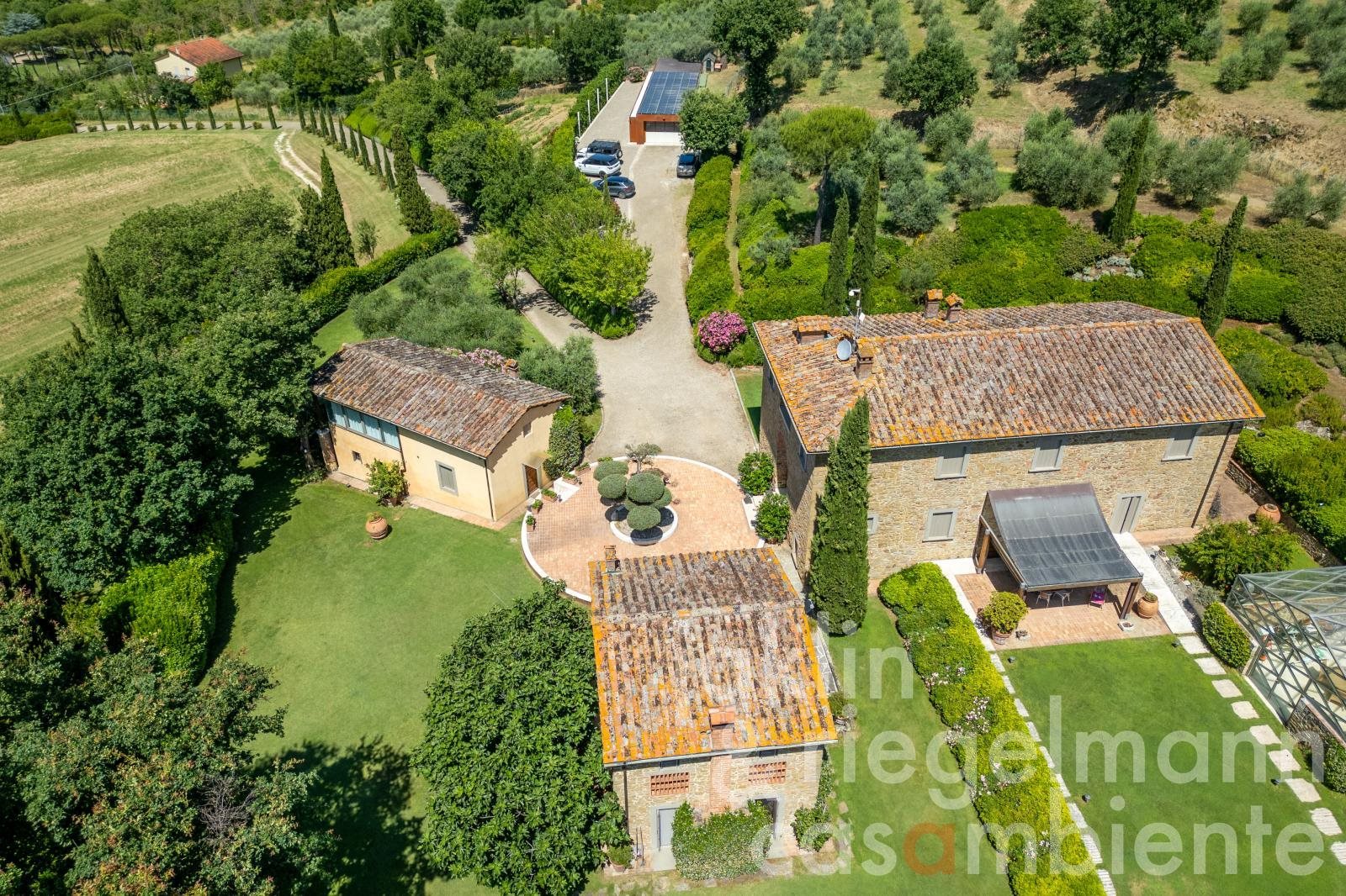 Prestigious Tuscan estate with villa, guesthouses, park, pool and olive groves near Arezzo