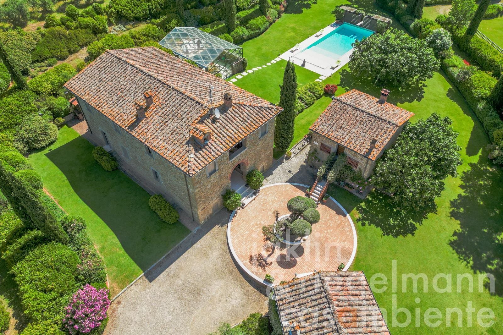 Prestigious Tuscan estate with villa, guesthouses, park, pool and olive groves near Arezzo