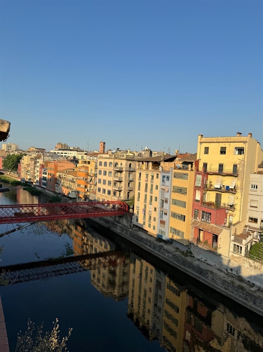 A Unique Property! Ground-floor apartment to reform located on the third floor with no elevator, in the heart of the emblematic historic district of Barri Vell, Girona.