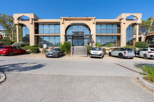 Local commercial 17 pièces 1331 m² · à Valbonne · 1 331 m² · 2 900 000 €
