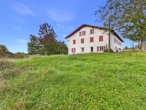 Maison 8 pièces 345 m² · à Hélette · 345 m² · 399 000 €