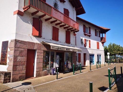 Local commercial 2 pièces 79 m² · à Cambo-les-Bains · 79 m² · 43 000 €