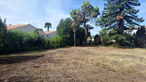 Breuillet Centre · 605 m² · 196 100 €