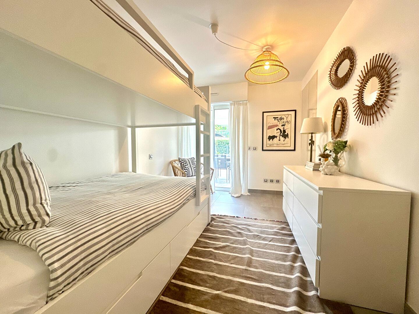 Two-bedroom apartment with terrace in a luxury residence - Mehr