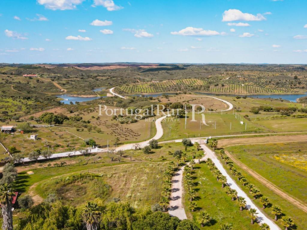 Farm bordering the Alqueva Lake with equestrian aptitude