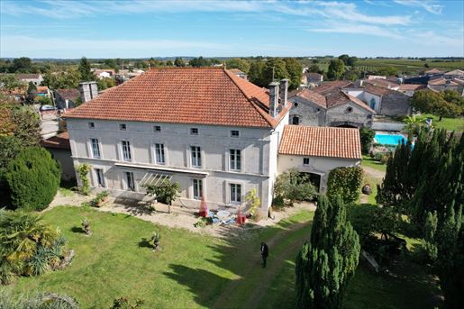 Maison 11 pièces 440 m² · à Angoulême · 440 m² · 884 000 €