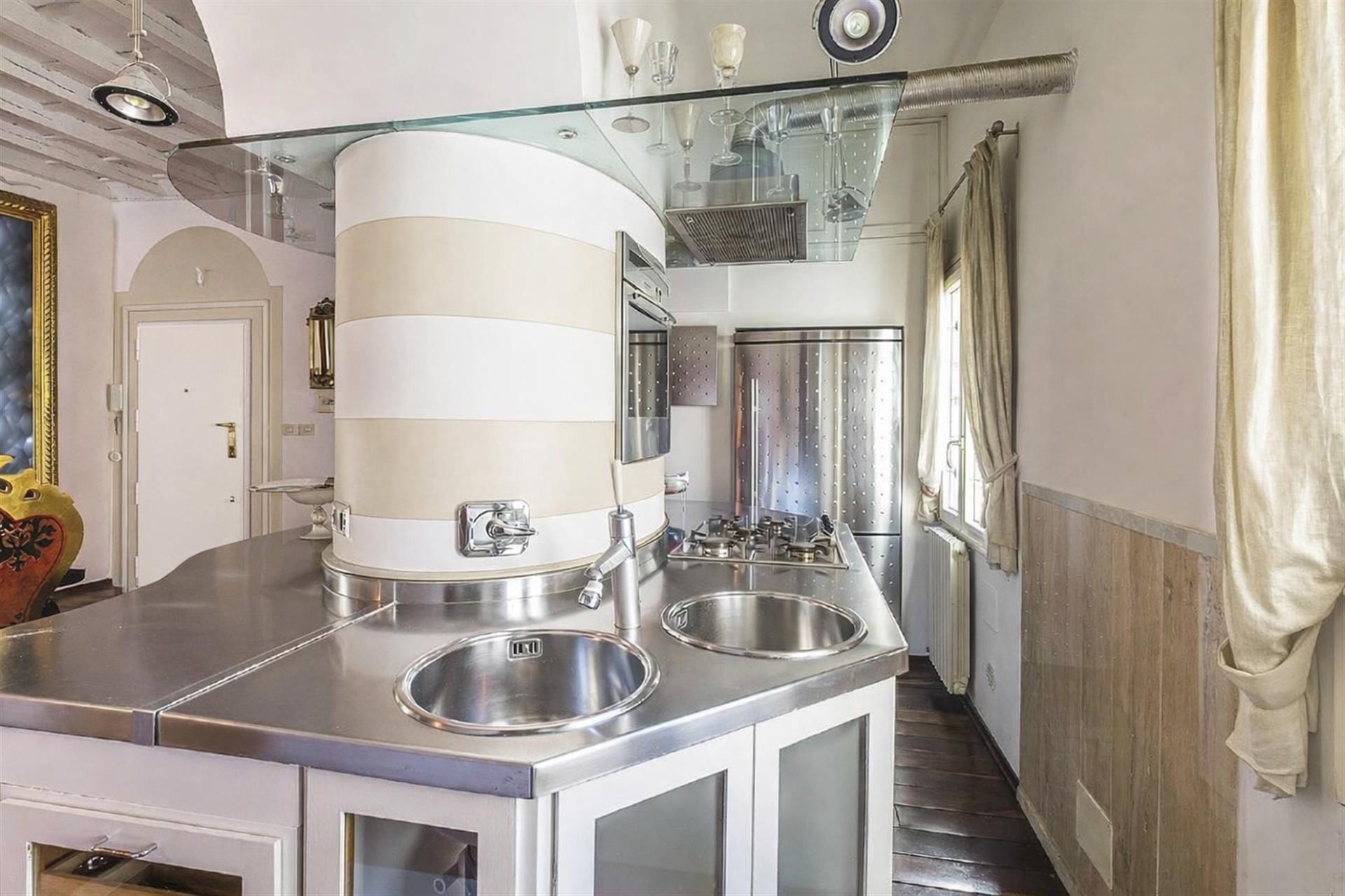 Luxury Apartment In Breathtaking Location In The Heart Of Rome