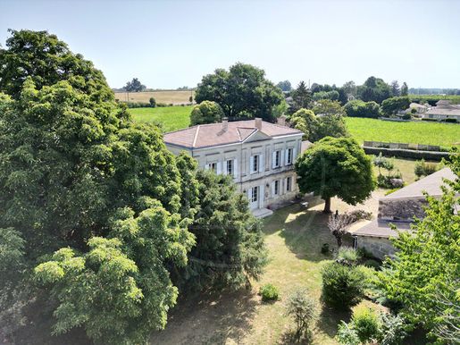 Maison 11 pièces 385 m² · à Créon · 385 m² · 865 000 €