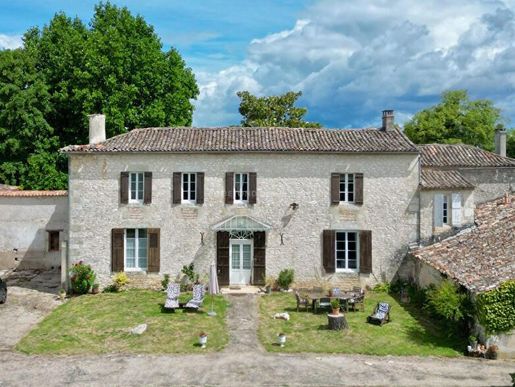 Maison 16 pièces 385 m² · à Pineuilh · 385 m² · 795 000 €
