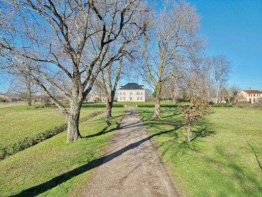 Maison 13 pièces 650 m² · à Saint-Émilion · 650 m² · 1 749 000 €