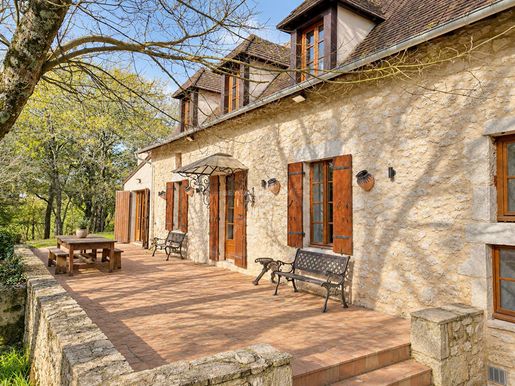Maison 8 pièces 243 m² · à Montcaret · 243 m² · 399 000 €