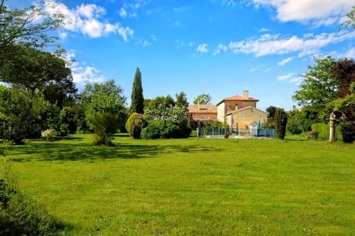 Maison 11 pièces 385 m² · à Saint-Émilion · 385 m² · 750 000 €